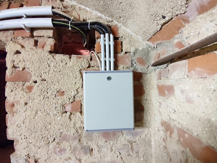 Hausanschluss mit Telefonleitungen (Archiv)