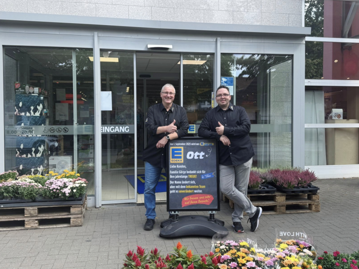 Der neue Inhaber Christian Ott (rechts) und Marktleiter Markus Brühl (links) freuen sich, die Kunden ab dem 1. September im künftigen Edeka Ott begrüßen zu dürfen.