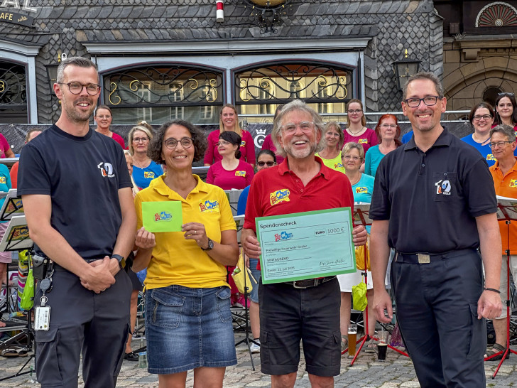Ortsbrandmeister Kevin Schmidt und sein Stellvertreter Volker Junge nahmen den symbolischen Scheck in Höhe von 1.000 Euro stellvertretend für alle Feuerwehrleute entgegen.