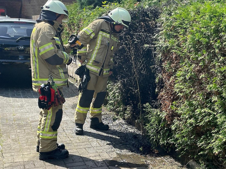 Kontrolle der Brandstelle in Ahlten mit einer Wärmebildkamera (Archiv)