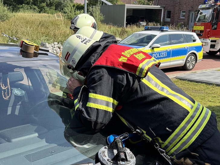 Kleinkind aus Fahrzeug befreit  (Archiv)
