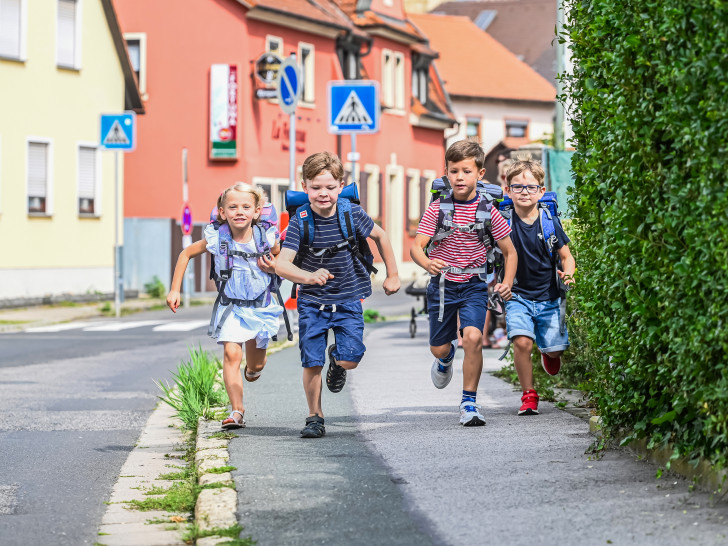 Kinder verhalten sich im Straßenverkehr nicht immer regelkonform. Damit müssen Autofahrer stets rechnen.
