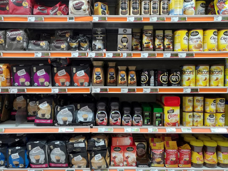 Kaffee und Tee im Supermarkt (Archiv)