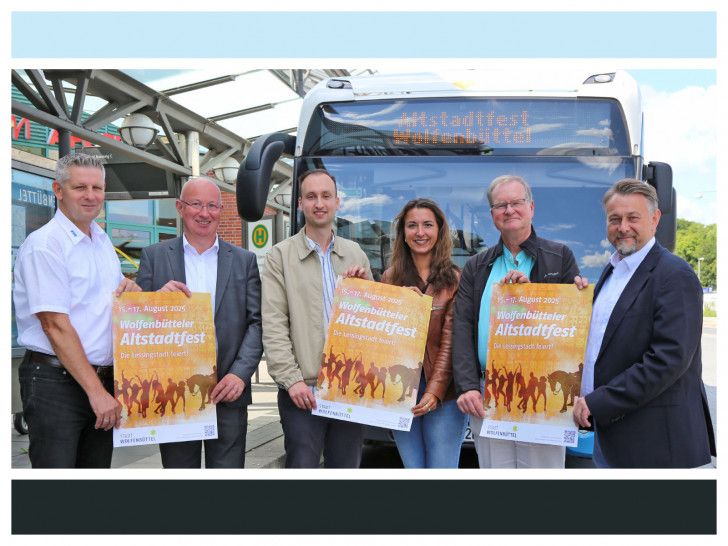 Uwe Fuhrmeister (KVG), Stadtbetriebe-Geschäftsführer Detlev Quidde, Verkehrsplaner Nicolas Hoops, Anna Wohlert-Boortz (Veranstaltungsmanagement), Dr. Michael Thiesies (Leiter Abteilung Verbünde, Wettbewerb und Verkehr KVG Braunschweig) und Bürgermeister Ivica Lukanic (v. li.). 
