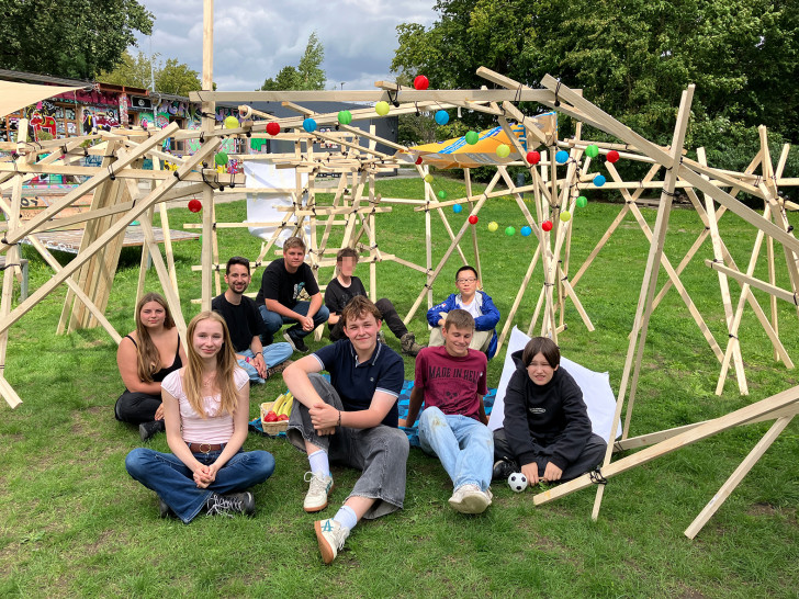 Mit Dachlatten, Spanngummis und Teamwork entstanden beim Baukulturcamp kreative, freie Raumkonstruktionen. 