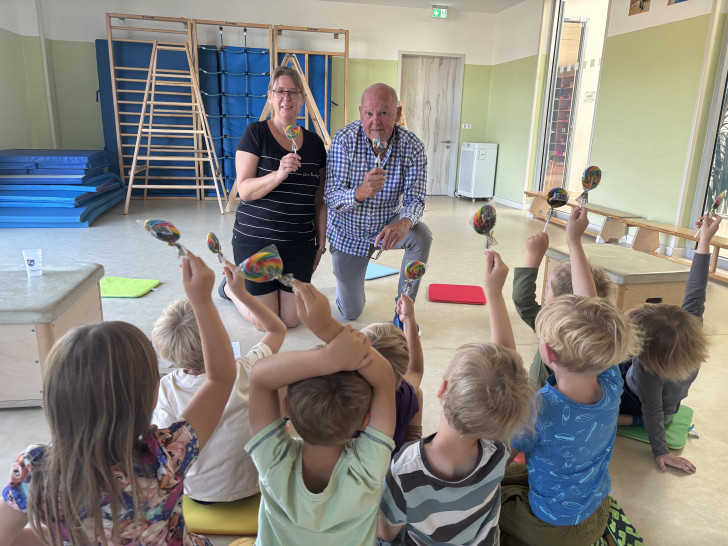 Für den Vorschlag „Auf den Lollies“ hat es nicht ganz gereicht... Besuch von Ortsbürgermeister Andreas Rink bei den Kindern und deren Erzieherin Bärbel Leymann in der Kita Varieta.