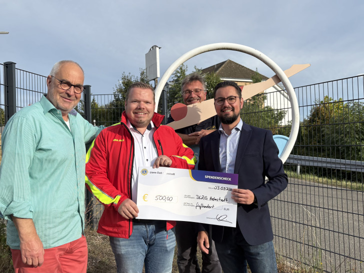 Martin Lehmann (Lions Hilfswerk Helmstedt), Christian Burzlaff (Schatzmeister DLRG-Ortsgruppe Helmstedt), Rainer Ketzler (Vorsitzender DLRG-Ortsgruppe Helmstedt) und Andreas Warmbein (Präsident Lions Club Helmstedt) bei der symbolischen Scheckübergabe (v.li.).