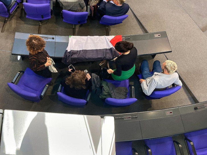 Linken-Aktion mit Palästinenser-Fahne im Bundestag am 24.09.2025