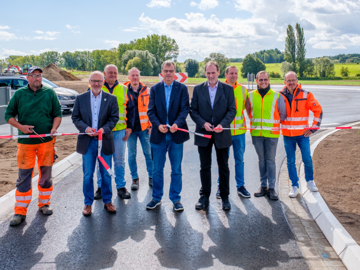 Gaben den neuen Kreisverkehr für den Verkehr frei: 2. von links: Jens Drake, Ortsbürgermeister Cremlingen (2.v.l.), Detlef Kaatz, Bürgermeister Gemeinde Cremlingen (5.v.l.), Torsten Ruhe, Leiter Tiefbaubetrieb im Landkreis Wolfenbüttel (6.v.l.), Thomas Schaaf, Leiter Fachbereich 5 Gemeinde Cremlingen (9.v.l.) sowie Vertretern aus Verwaltung und ausführender Baufirma.