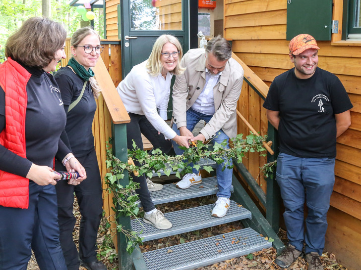 Mit der Gartenschere durchschnitten Inga Dixon, Vorsitzende des Sozialausschusses und Bürgermeister Ivica Lukanic die Ranke an der Eingangstreppe mit einer Gartenschere.