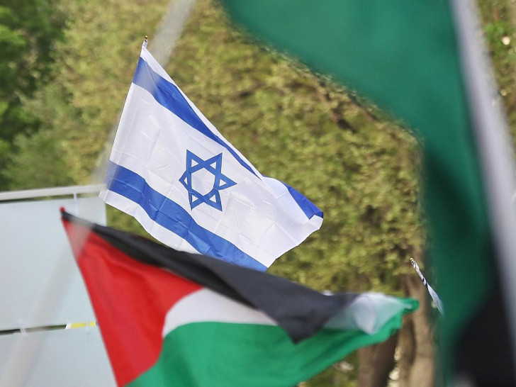 Flaggen von Israel und Palästinensern (Archiv)