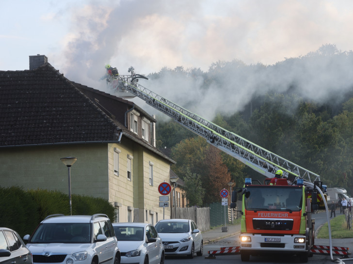 Der Brand wurde von außen und innen bekämpft.