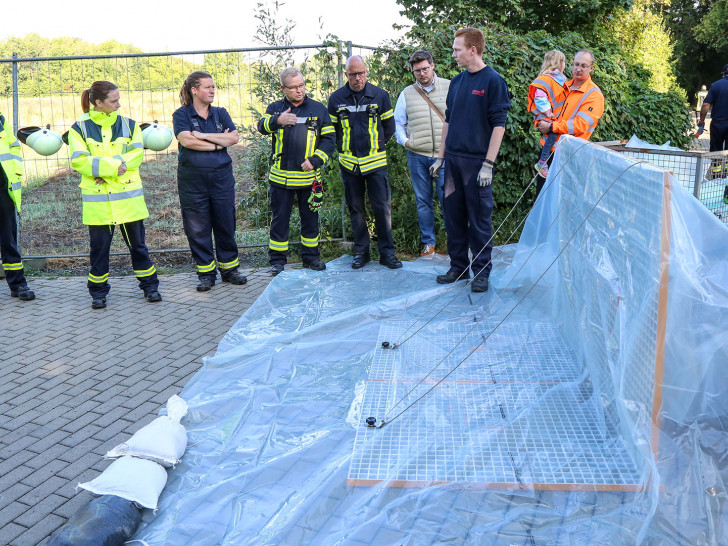 Die Einsatzkräfte übten auch den Aufbau des neuen Hochwasserschutzsystems.