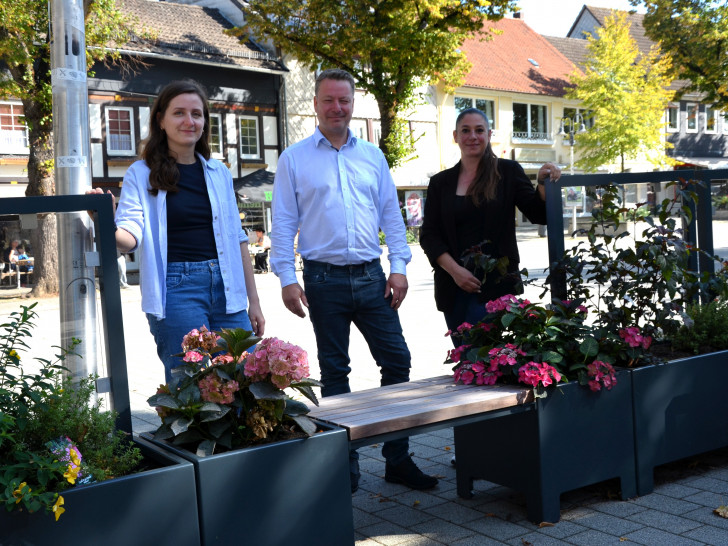 Jacqueline Arndt (WIS), Robert Kuttner und Diana Marteddu zeigen ein Beispielbild für die Gestaltung der Pflanzgefäße. 