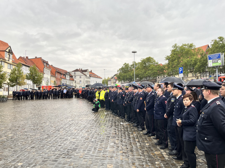 Rund 350 Feuerwehrleute und Helfende wurden am heutigen Sonntag für ihren Einsatz bei der Weihnachtsflut 2023 öffentlich ausgezeichnet und geehrt
