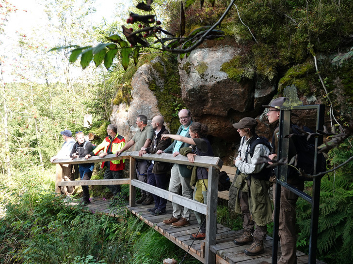Umweltminister Christian Meyer (4.v.re.) nutzte die Gelegenheit, gemeinsam mit Nationalparkleiter Dr. Roland Pietsch und weiteren Gästen als einer der Ersten über den wieder freigegebenen Wanderweg zu gehen und die herrliche Aussicht dort zu genießen.