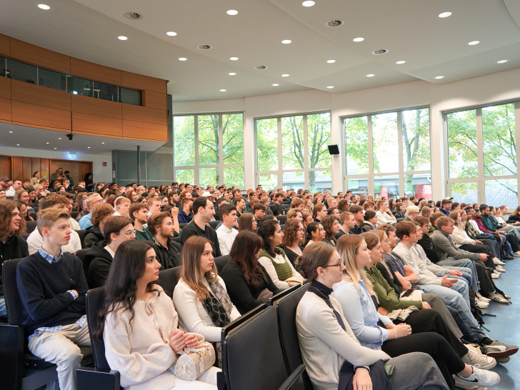 Blick in die Aula bei der Erstsemesterbegrüßung am Campus Wolfenbüttel der Ostfalia Hochschule.