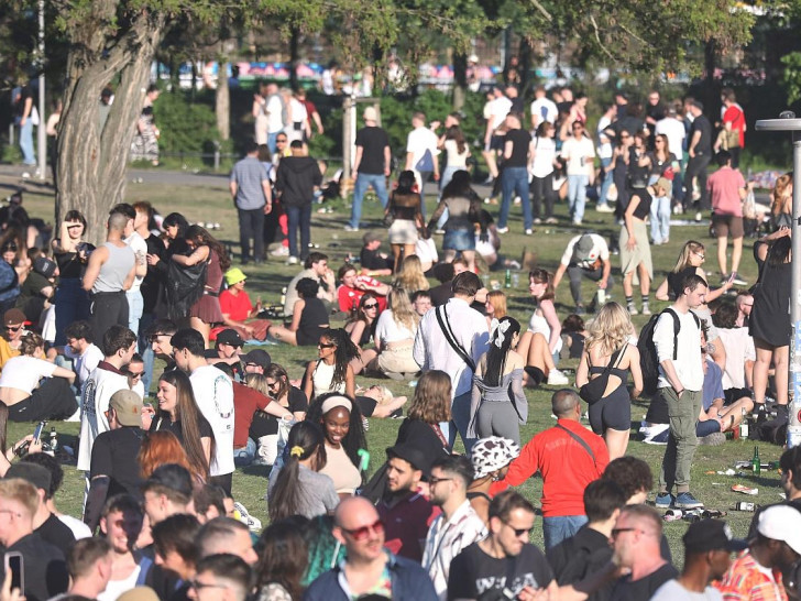 Junge Leute in einem Park (Archiv)