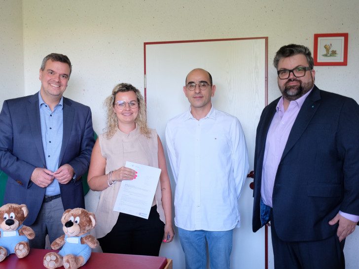 Landrat Dr. Alexander Saipa (links) überreichte den Förderbescheid an Dr. Alan Hasan (2. von rechts) der unter dem Dach des Asklepios MVZ Harz die Nachfolge von Kinderarzt Dr. Friedemann Scheel antritt. Mit auf dem Foto sind Florian Nachtwey, Geschäftsführer des Asklepios MVZ Niedersachsen, und Sophia Arbogast, Prokuristin und kaufmännische Leiterin des Asklepios MVZ Niedersachsen. 