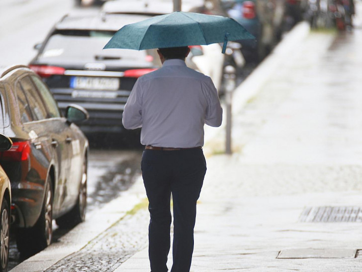 Mann mit Regenschirm (Archiv)
