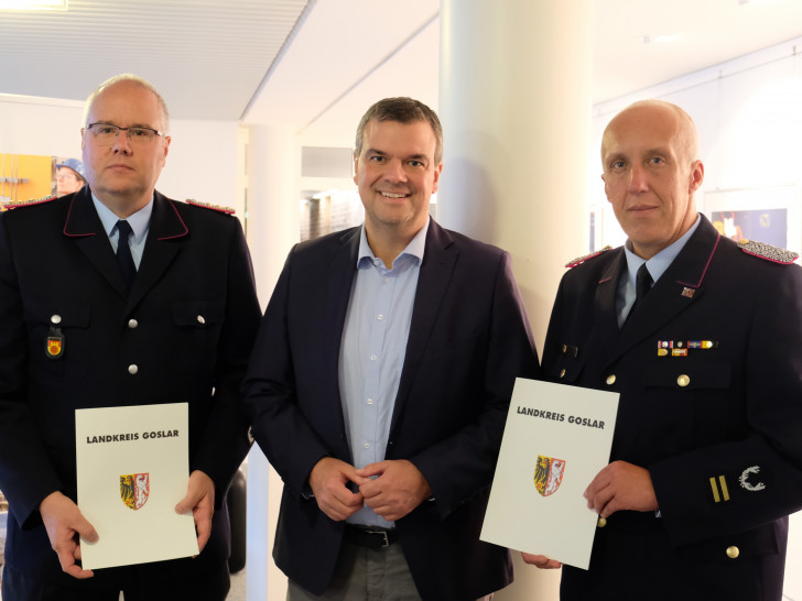 Udo Löprich (rechts) bildet als Kreisbrandmeister zusammen mit seinem Stellvertreter Christoph Schubert (links) das neue Führungsduo an der Spitze der Kreisfeuerwehr. Am Freitag erhielten sie ihre Ernennungsurkunden von Landrat Dr. Alexander Saipa (Mitte) im Kreishaus. 