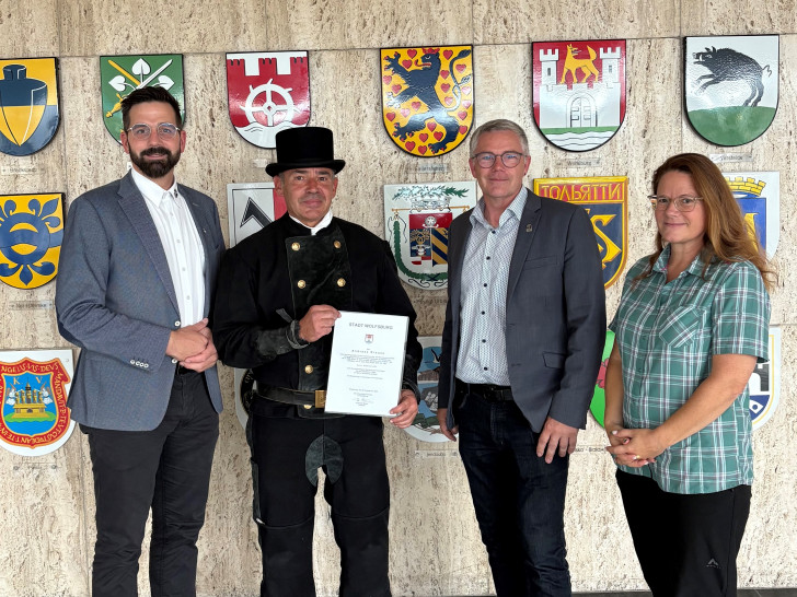 v.l.n.r.: Christian Malak, Obermeister der Schornsteinfegerinnung Braunschweig, Bezirksschornsteinfegermeister Andreas Krause, Stadtrat Andreas Bauer und Anja Huttner, Leiterin des Ordnungsamtes.