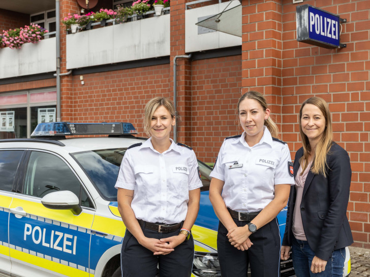 Louisa Vergien (Mitte) mit Maika Nordmeyer, Leiterin Einsatz in der Polizeiinspektion (links) und Kriminaldirektorin Imke Krysta.