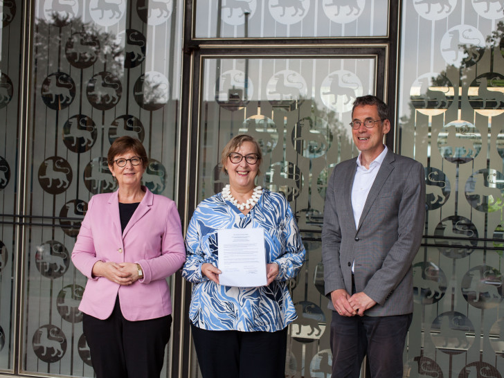Dr. Sabine Graf (li.) und Dr. Elke-Vera Kotowski mit dem unterzeichneten Memorandum.