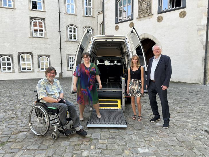 Kerstin Boysen (2.v.l), Geschäftsführende Gesellschafterin der Regenbogen Fahrdienst GmbH, ist bis zum Jahr 2028 weiterhin mit dem Angebot des Fahrdienstes für Menschen mit Behinderungen vom Landkreis Gifhorn beauftragt. 