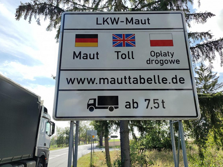 Hinweisschild auf LKW-Maut (Archiv)