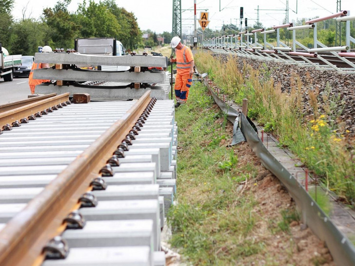 Bauarbeiten an der Bahnstrecke Halle (Saale) - Leipzig bei Kanena (Archiv)
