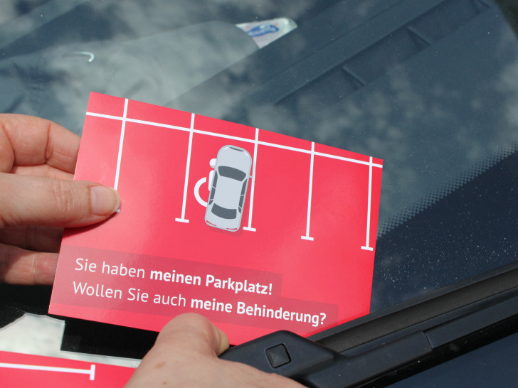 Eine der Parkkarten wird angebracht.