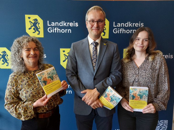  Die Stabsstelle Integration des Landkreises Gifhorn hat zum zweiten Mal die Bevölkerungsstruktur des Landkreises unter verschiedenen Kriterien untersucht und ausgewertet. Die neue Bevölkerungsstatistik präsentierten (von links) Josefin zum Felde, Leiterin der Stabsstelle Integration, Dominik Meyer zu Schlochtern, Erster Kreisrat des Landkreises Gifhorn, und Louisa Behrens, Sachbearbeiterin in der Stabsstelle Integration. 