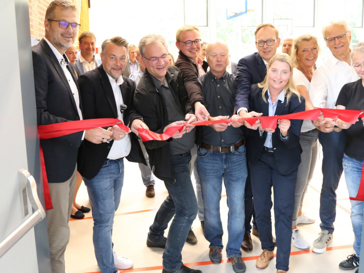 Mit vereinten Kräften wurde das rote Band durchschnitten.