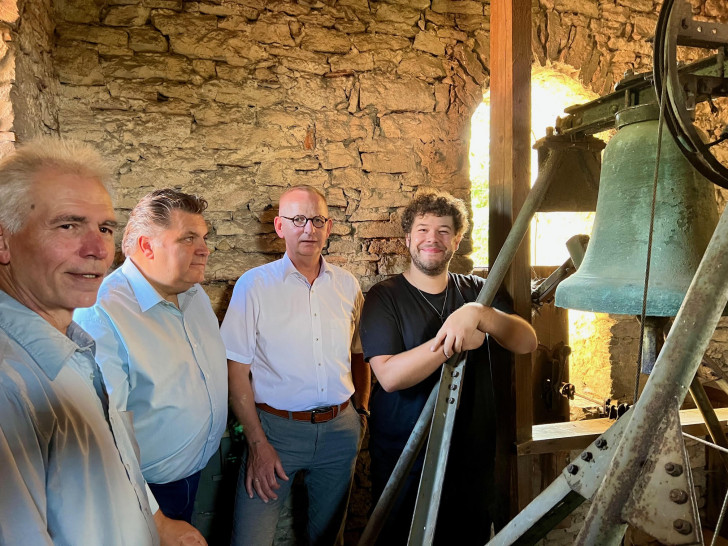 Frank Graf, Uwe Schäfer, Dirk Neumann und Matthias Dichter (v. li.) mit der Zuckerhutglocke.