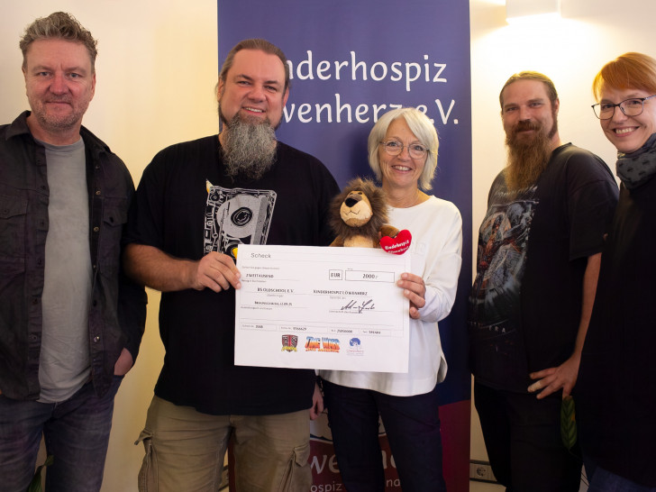 Tobias Henze, Adam Ludas, Melinda Lechtenberg, Marc-Steffen Giesecke und Maren Haas bei der Spendenübergabe (v. li.).