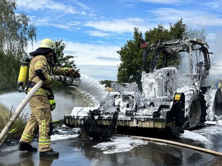 Der Traktor brannte vollständig aus.
