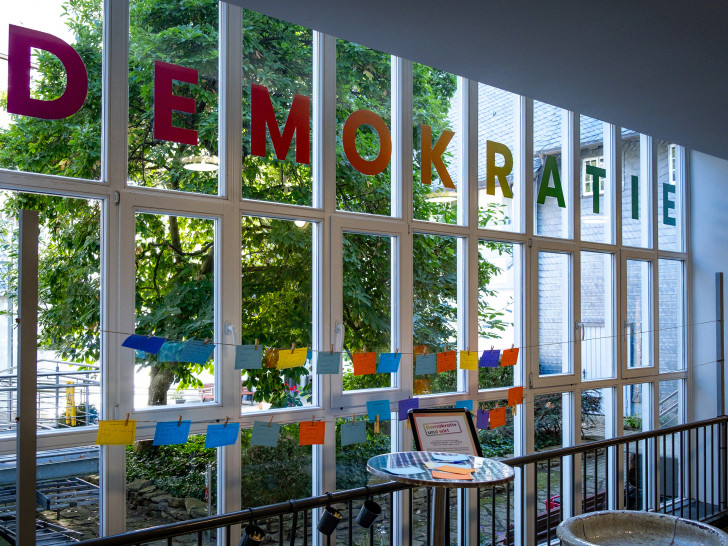 An der Demokratie-Bar im Foyer des Kulturmarktplatzes können Besucherinnen und Besucher bereits jetzt ihre Gedanken, Wünsche und Forderungen auf Karten schreiben. Am Veranstaltungstag wird dann darüber diskutiert.