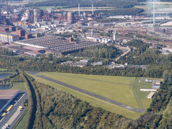 Am 13. April dieses Jahres stütze ein zweimotoriges Leichtflugzeug kurz nach dem Start vom Flughafen Drütte ab und zerschellte kurz danach an einer Halle der Salzgitter AG.