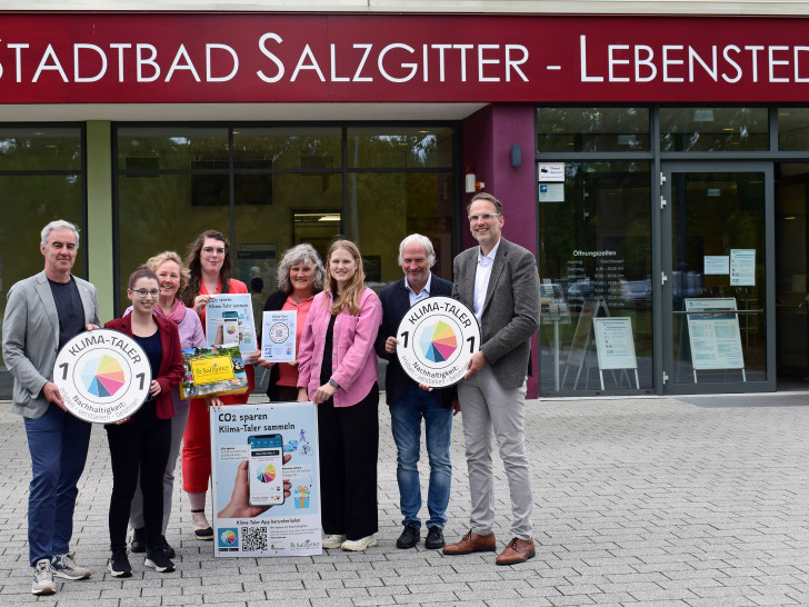 Engagiert für den Klima-Taler: Ralf Sygusch (Verbandsdirektor Regionalverband Großraum Braunschweig), Katharina Migyu (Klimaschutzmanagerin Stadt Salzgitter), Daniela Happ (Tourismusförderung & Tourist Info Salzgitter / WIS Salzgitter), Johanna Denecke (Brillen Shop Salzgitter-Bad), Annette Schudrowitz (Geschäftsführerin der Bäder-, Sport- und Freizeit GmbH), Viviane Bröker (Klimaanpassungsmanagerin Stadt Salzgitter), Michael Buntfusz (Leiter des Fachgebietes Umwelt Stadt Salzgitter) und Michael Tacke (Stadtrat für Bauen, Stadtplanung, Verkehr und Umwelt) (v. li.).