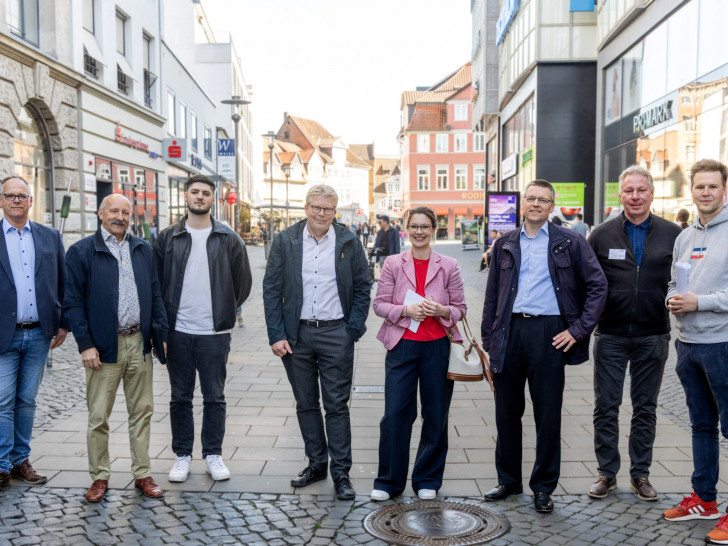 Die Teilnehmerinnen und Teilnehmer des AAI-City-Checks möchten die Attraktivität der Innenstadt weiter steigern: (v. l. n. r.) Oliver Düber (Ordnungsamt), Bernd Schroers (Quartiersvertreter Casparistraße), Daniel Tadić (AAI-Geschäftsstelle), Heinz-Georg Leuer (Stadtbaurat), Maria Meibohm (Vorstandsmitglied AAI), Burkhard Wiegel (Stadt Braunschweig) und Dr. Nicolas Petrek (Leitung des Arbeitskreis Innenstadtentwicklung im AAI). 