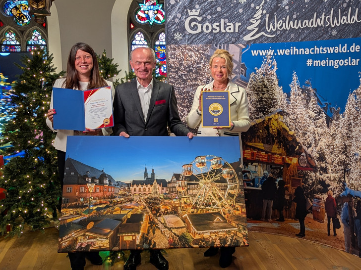 „Der „Weihnachtsmarkt & Weihnachtswald Goslar“ hat überzeugt und das Qualitätssiegel „Excellent European Christmas Market“ erhalten. Marina Vetter (v. li.), Geschäftsführerin der GOSLAR marketing gmbh, Josef Schüller, Vorstand der European Excellent Christmas Market Association, sowie Goslars Oberbürgermeisterin Urte Schwerdtner mit der Auszeichnung, die künftig im Atrium der Tourist-Information ausgestellt wird.