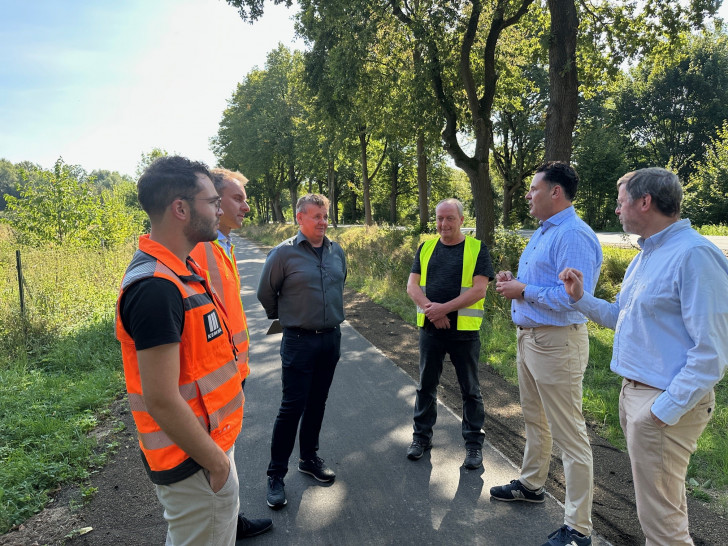 Heute Mittag gaben Bürgermeister Matthias Nerlich, Stadtbaurat Oliver Bley, Frank Krüger und Axel Marwitz vom Fachbereich Tiefbau sowie Kemna-Bauleiter Christopher Schmidt und Niederlassungsleiter Robert Jüchert die vielbefahrene Straße für den Verkehr frei.