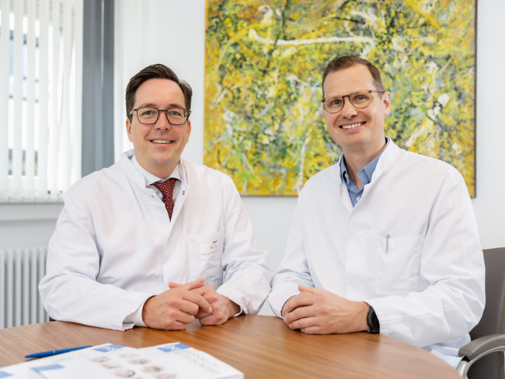 Chefarzt Prof. Dr. Klaus Zweckberger und leitender Oberarzt Dr. Henrik Giese bringen innovative Ansätze aus der Neurochirurgie wie die erste bioresorbierbare Schädelknochen-Rekonstruktion nach Braunschweig.