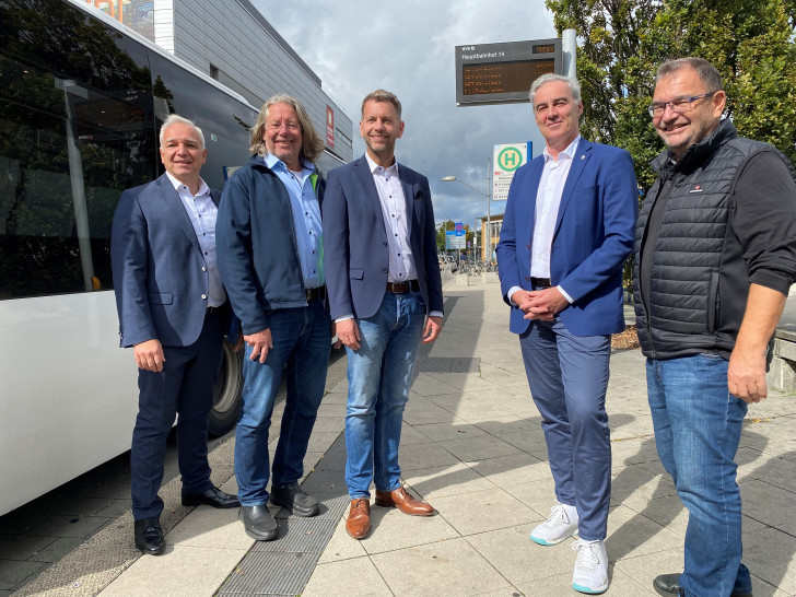 Stellten die neuen oder reparierten DFI am Wolfsburger Hauptbahnhof vor: : Oberbürgermeister Dennis Weilmann (Mitte), Verbandsdirektor Ralf Sygusch (2.v.r.) mit WVG-Geschäftsführer Timo Kaupert (links) und den beiden Wolfsburger Mitgliedern der Verbandsversammlung Hans-Georg Bachmann und Sabah Enversen.