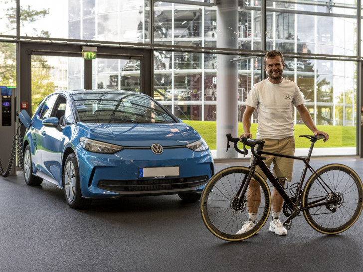 Mit dem Fahrrad aus Bayern zur Fahrzeugabholung in die Autostadt Daniel Kirchberger fuhr aus seiner Heimat Fürstenzell rund 600 Kilometer nach Wolfsburg. 