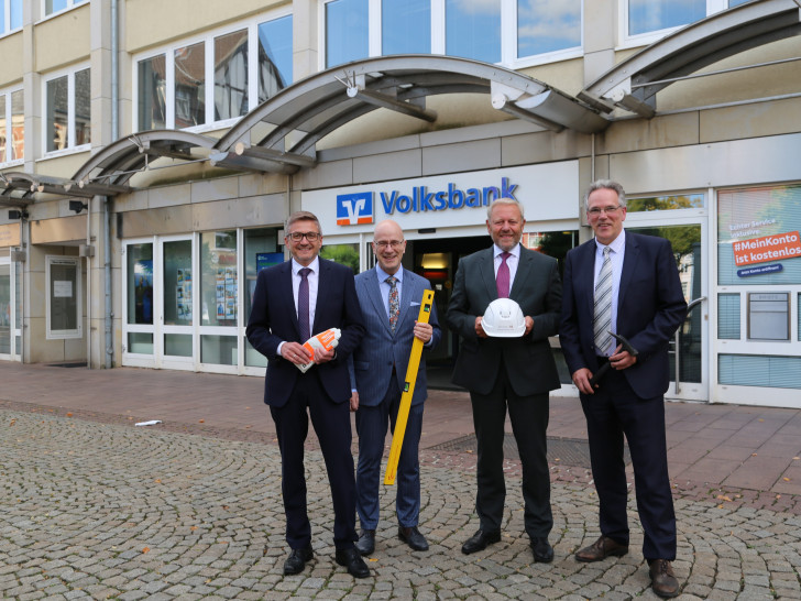 Markus Wenk (Leiter Unternehmensservice), Stefan Honrath (Leiter der Direktion Peine), Jürgen Brinkmann (Vorstandsvorsitzender) und Ulf Müller (Geschäftsführer der BRAWO RE Building Solution GmbH) präsentieren die Neubaupläne für die Peiner Hauptstelle am Am Markt 2.