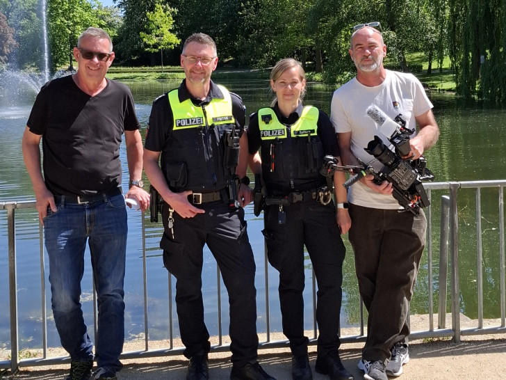 Matthias Pintak und Carolin Spilker von der Polizei mit dem Fernseh-Team.