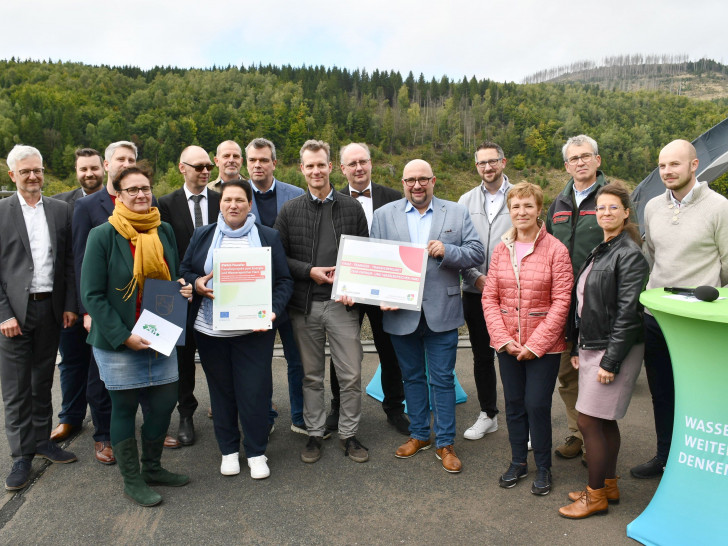 Gruppenbild mit Ministerin Melanie Walter und allen Projektteilnehmenden und -förderern bei der Bescheidübergabe auf der Okertalsperre.