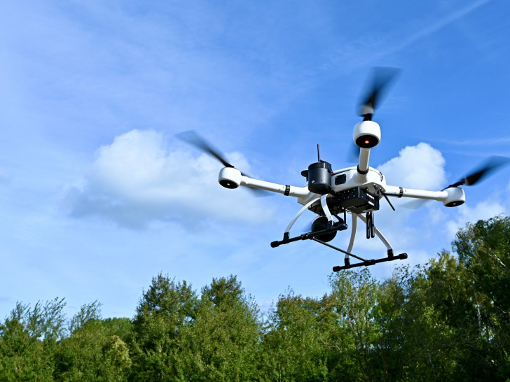 Eine Drohne startet im Rahmen des Projekts ADELE zu einem automatisierten Flug. Sie liefert hochauflösende Live-Bilder vom Einsatzort, noch bevor Rettungskräfte eintreffen